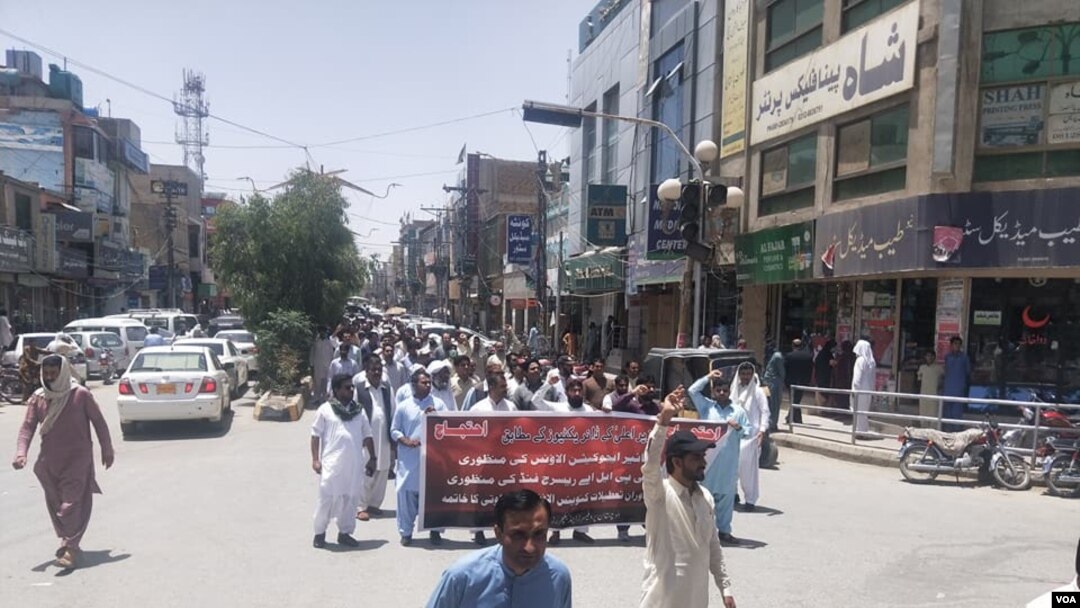د بلوچستان د کالجونو استادان پر سړکونو احتجاجي لاریون کوي.