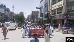 د بلوچستان د کالجونو استادان پر سړکونو احتجاجي لاریون کوي.