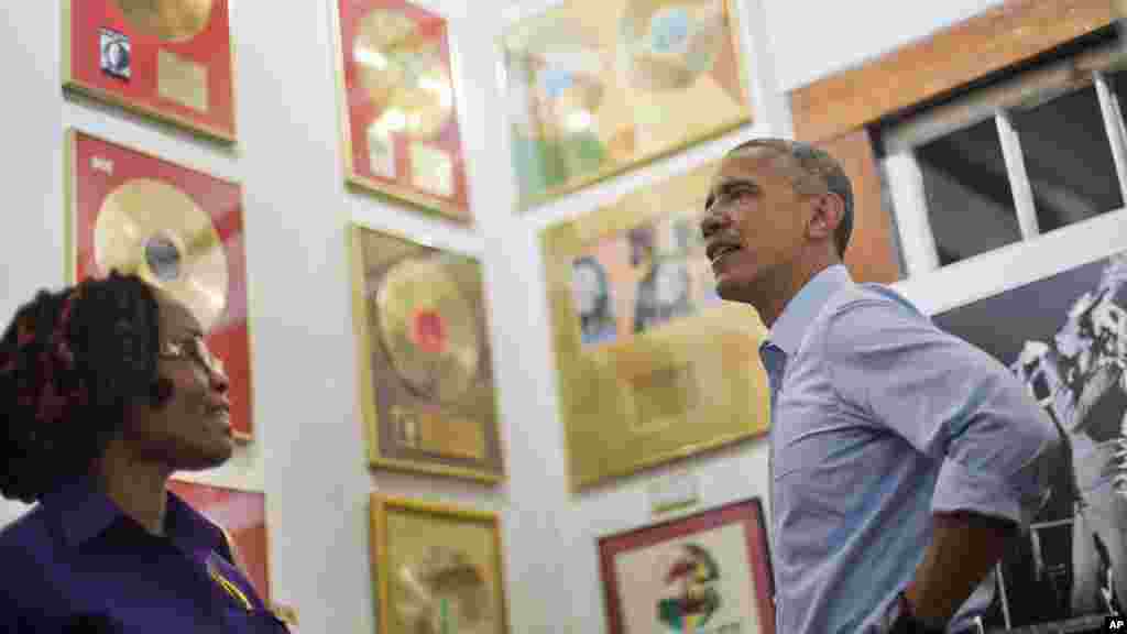 Le président américain Barack Obama, à droite, visite le musée Bob Marley avec un guide Natasha Clark, à gauche, le mercredi 8 Avril, 2015 Kingston, à Jamaïque.