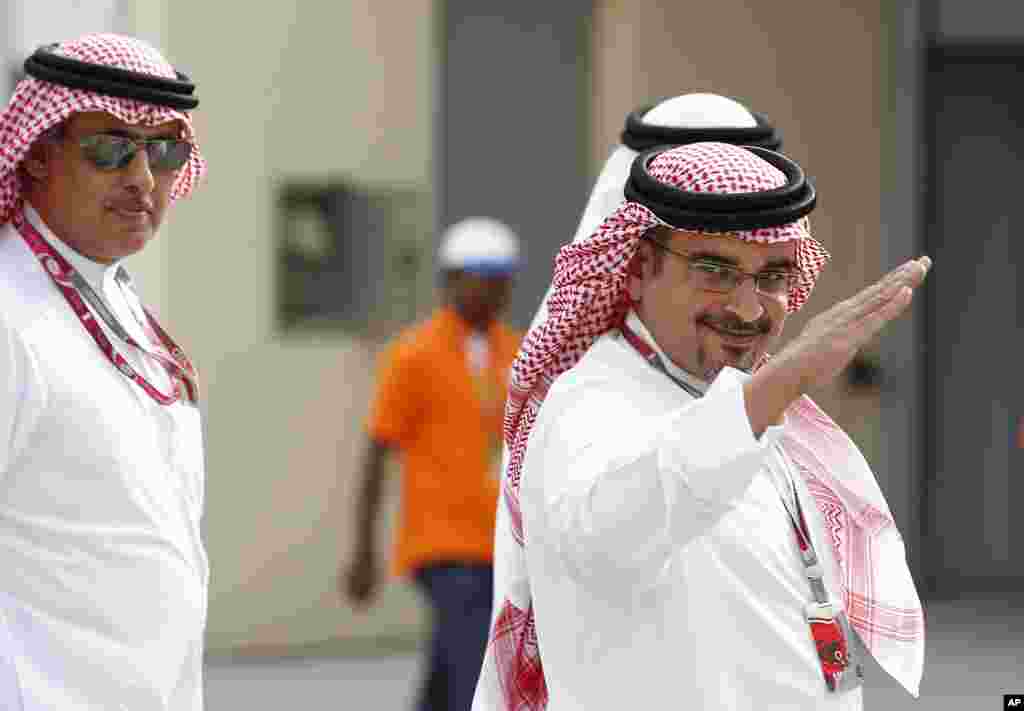 El príncipe heredero de la corona bahreiní, Sheik Salman bin Hamad Al Khalifa, saluda al público durante el circuito internacional en Sakhir, Bahréin.