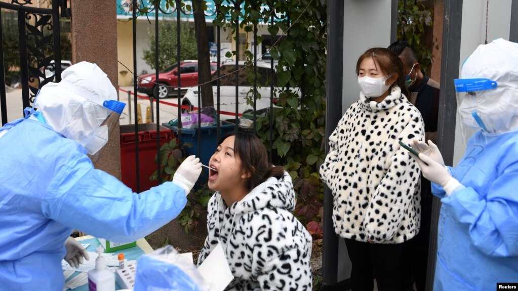 中国甘肃省兰州市的医护人员正在给居民进行新冠病毒核酸检测。（2021年10月20日）(photo:VOA)