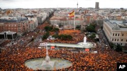 Miles de manifestantes ondean banderas de España durante una protesta convocada por partidos de derecha en Madrid, el domingo, para exigir la renuncia del presidente del gobierno, el socialista Pedro Sánchez. Feb.10, 2019.
