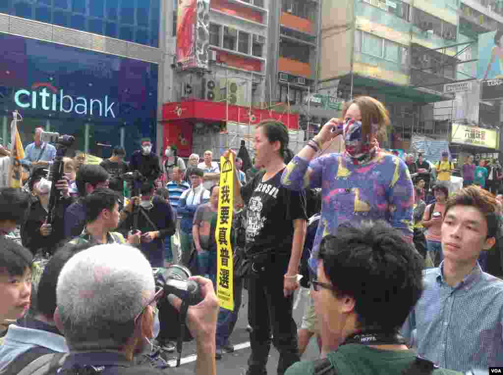 香港警方星期三上午展开强行清场行动（美国之音海彦 拍摄)。