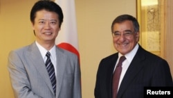 U.S. Defense Secretary Leon Panetta (R) shakes hands with Japanese Foreign Minister Koichiro Gemba at the latter's audience room in Tokyo September 17, 2012.