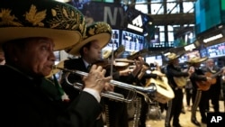 Un grupo de mariachis toca en el piso de la Bolsa de Valores de Nueva York, en foto del año pasado.