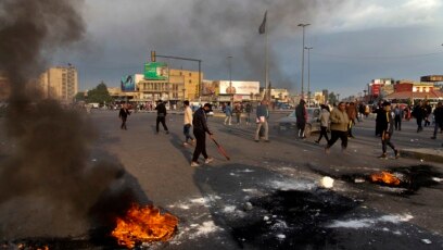 Hiện trường một cuộc biểu tình tại Iraq để phản đối vụ tấn công của Iran vào Baghdad, Iraq, vào ngày 8/1/2019. Tình hình ở Iraq đã khiến Philippines phải kêu gọi công dân sơ tán khỏi đất nước này.