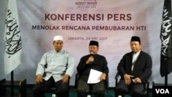 Juru bicara Hizbut Tahrir Indonesia (HTI) Muhammad Ismail Yusanto (tengah) memberikan keterangan pers seputar rencana Pemerintah membubarkan HTI di kantor DPP HTI Jakarta, Selasa (9/5). (Foto: VOA/Andylala)