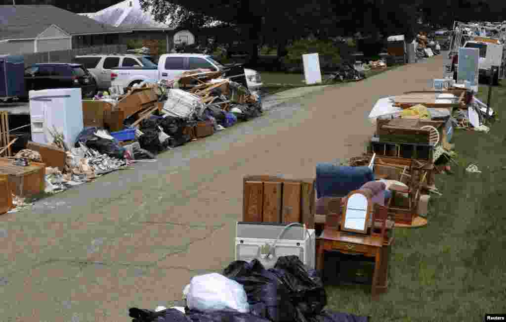 Tumpukan barang-barang yang rusak akibat banjir di pinggir jalan St. Amant, Louisiana (21/8).&nbsp;(Reuters/Jonathan Bachman)
