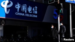 Anuncio de China Telecom durante el brote de la pandemia de COVID-19 en Shanghai, China, el 8 de enero de 2021.