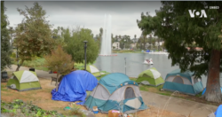 Echo Park di Los Angeles kini lebih kelihatan seperti lokasi perkemahan, bukannya kawasan permukiman. (Foto: VOA)