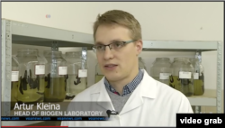 Artur Kleina, Kepala Laboratorium Biogen. (Photo: VOA/Videograph)