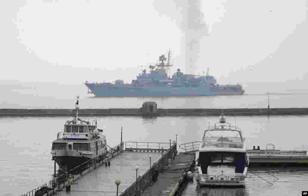 The Ukrainian frigate Hetman Sahaydachy enters the waters of the Black Sea port of Odessa, Ukraine, March 6, 2014.