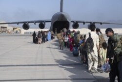 افغانستان چھوڑنے کے خواہش مند افراد کو طیارے میں سوار کرایا جا رہا ہے۔ 22 اگست 2021