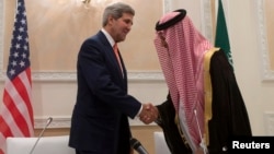 U.S. Secretary of State John Kerry (L) shakes hands with Saudi Arabia's Foreign Minister Prince Saud Al-Faisal bin Abdulaziz al-Saud at the end of their joint press conference in Riyadh, Nov. 4, 2013.
