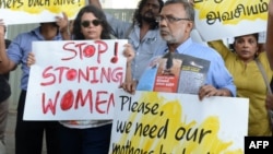 Sri Lankan activists stage a demonstration outside the UN offices in the capital Colobo on Dec. 3, 2015, protesting the death sentence passed by Saudi authorities on a Sri Lankan women employee.