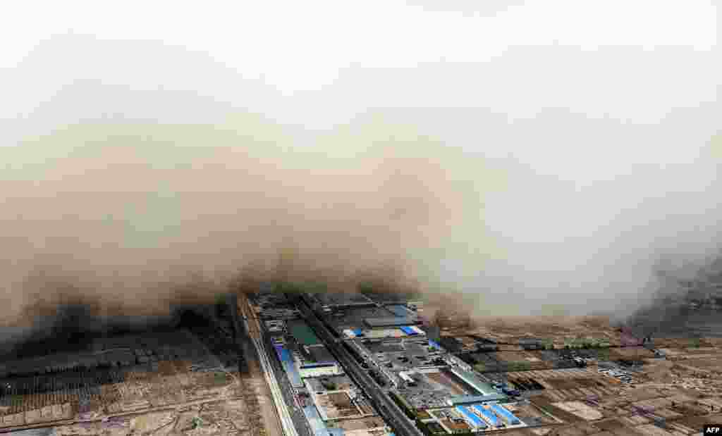 A sandstorm engulfs a village in Linze county, in the city of Zhangye in China&#39;s northwestern Gansu province.