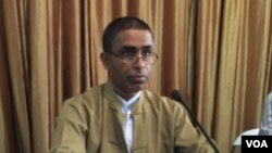 Rohingya activist Hajee Ismail speaks at the Foreign Correspondents Club in Bangkok, Thailand, June 23, 2016. (S. Herman/VOA)