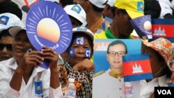 Supporters await the arrival of Cambodian opposition leader Sam Rainsy at Freedom Park, Phnom Penh, July 19, 2013. (Robert Carmichael/VOA)