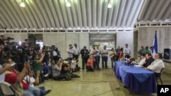 Le pool de médiateurs au Nicaragua s'adresse à la presse après la reprise des pourparlers sur la crise politique à Managua, au Nicaragua, le mercredi 27 février 2019. (Photo AP / Alfredo Zuniga)