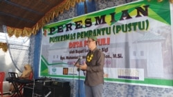 D’Carlo Purba dari ADRA Indonesia saat memberikan sambutan dalam kegiatan Peresmian gedung baru Puskesmas Pembantu desa Pakuli Utara, Kecamatan Gumbasa, Kabupaten Sigi Sulawesi Tengah, 21 November 2019. (Foto: VOA/Yoanes Litha)