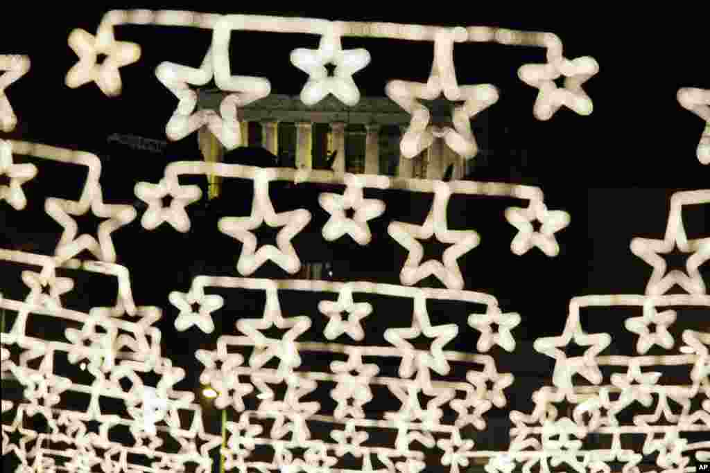 معبد پانتئون در آتن در نور تزئین های کریسمس