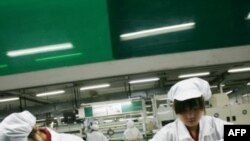 Các bài báo tường thuật chi tiết về các điều kiện làm việc khắc nghiệt tại các hãng xưởng do công ty Foxconn, một công ty Đài Loan chuyên lắp ráp các sản phẩm Apple, điều hành