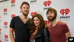 Charles Kelley, Hillary Scott y Dave Haywood, integrantes de Lady Antebellum en el festival iHeartRadio en Austin, Texas, el 29 de marzo, de 2014.