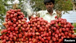 အိန္ဒိယနိုင်ငံမှာ လိုင်ချီးသီးတွေလမ်းဘေးမှာရောင်းချနေပုံ။