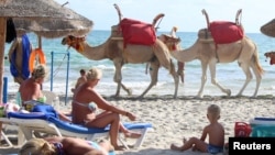 Des touristes se relaxent sur la plage à Djerba, en Tunisie, le 7 septembre 2016.