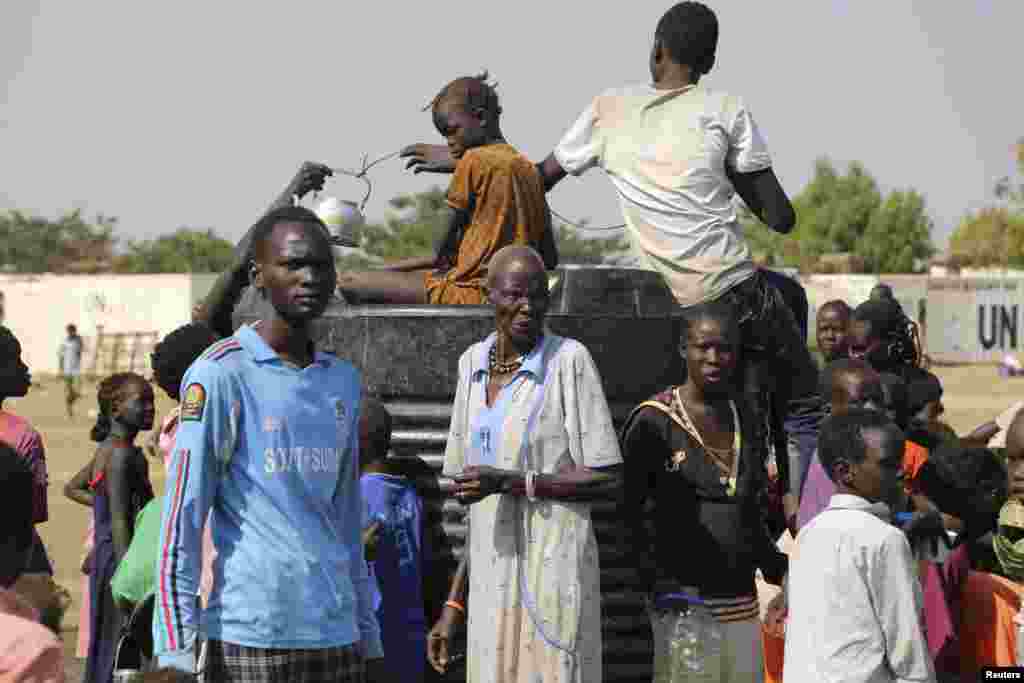 Civilians crowd inside the United Nations compound on the outskirts of the capital Juba in South Sudan, December 17, 2013.