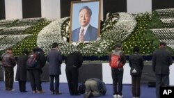 Warga Korea Selatan memberikan penghormatan terakhir di depan altar mantan Presiden Kim Young-sam di Seoul, Kamis (26/11).