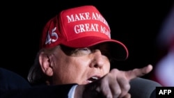 Presiden AS Donald Trump berpidato dalam rapat umum Make America Great Again di Bandara Richard B. Russell di Roma, Georgia pada 1 November 2020. (Foto: Brendan Smialowski/AFP)