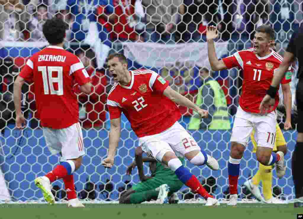 러시아 모스크바에서 열린 2018년 월드컵 개막전 러시아-사우디아라비아 경기에서 러시아의 아르튬 주바 선수가 팀 세 번째 골을 넣고 환호하고 있다. 러시아는 월드컵 A조 조별리그 1차전서 사우디를 5-0으로 이기면서 개최국 무패 대열에 합류했다.&nbsp;