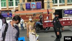 រូបឯកសារ៖ កញ្ញា សេង ធារី មេធាវី​ខ្មែរ​អាមេរិកាំង និង​ជា​សកម្មជន​សិទ្ធិ​មនុស្ស ក្នុង​សម្លៀក​បំពាក់​អប្សរា ចាកចេញ​ពី​សាលា​ដំបូង​រាជធានី​ភ្នំពេញ នៅ​ថ្ងៃទី៧ ខែធ្នូ ឆ្នាំ២០២១។ (ហ៊ុល រស្មី/វីអូអេ)