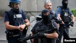 Police française et brigade anti-criminalité (BAC) à Argenteuil dans le nord de Paris en France, le 21 Juillet 2016