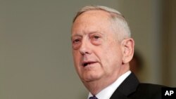 Menteri Pertahanan AS Jim Mattis berbicara di Pentagon, 15 Agustus 2017. 