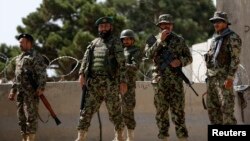 Tentara nasional Afghanistan mengawasi latihan di akademi militer Inggris di Qargha, pinggiran Kabul (5/8).