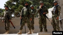 5일 아프가니스탄 카불의 군사 훈련소에서 총기 난사 사건이 발생한 가운데, 정부군 병사들이 훈련소 입구에서 경계근무를 서고 있다.