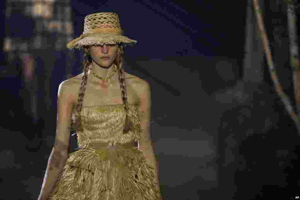 یک مدل با لباسی از برند دیور در آغاز هفته مد پاریس برای مجموعه های لباس بهار و تابستان ۲۰۲۰.&nbsp;