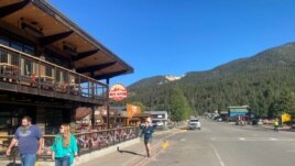 People walk on Main St without masks in violation of a health order by New Mexico Governor Michelle Lujan Grisham, amid the coronavirus disease (COVID-19) outbreak, in Red River, New Mexico, U.S., July 10, 2020. (REUTERS/Andrew Hay)