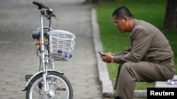 Un Nord-coréen regarde son téléphone portable dans Pyongyang, 8 octobre 2015. 