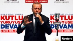 Presiden Turki Tayyip Erdogan berbicara pada Kongres Partai AK di Istanbul, Minggu 6 Mei 2018. 