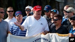 Predsjednik Trump govori tokom susreta sa pripadnicima američke Obalne straže, koje je pozvao na partiju golfa u Trump međunarodnom golf klubu, u petak, 29. decembra, na Wes Palm Beach, Florida. 