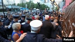 Los familiares de las víctimas del 11 de septiembre y los bomberos rinden homenaje al cumplirse 20 años de los ataques terroristas en Nueva York.