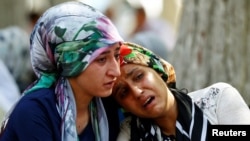  터키 남동부 가지안테프 결혼식장에서 20일 발생한 폭탄 테러 공격으로 충격을 받은 여인들이 슬픔에 잠겨 있다
