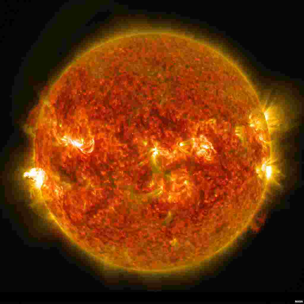 Đài thiên văn Solar Dynamics của NASA chụp hình ảnh cho thấy những đốm bùng lóe cấp trung trên bề mặt mặt trời vào ngày 24 tháng 8, 2014.