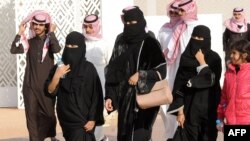 سعودی عرب میں دہشت کی علامت سمجھے جانے والی ڈنڈا بردار مذہبی پولیس کسی زمانے میں شاپنگ مالز اور دیگر عوامی مقامات پر مردوں اور عورتوں پر کڑی نگاہ رکھتی تھی۔ اب ملک میں بدلتے ہوئے سماجی حالات کے سامنے بے بس محسوس کر رہی ہے۔ (فائل فوٹو)