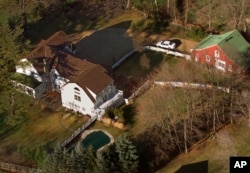 Foto de archivo de la residencia del expresidente Bill Clinton y la exsecretaria de Estado Hillary Clinton en Chappaqua, Nueva York. Un aparato explosivo fue encontrado cerca de la casa, informó la policía.