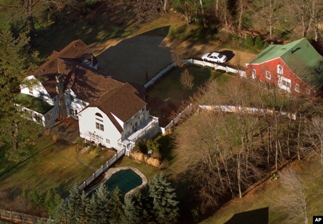 Foto de archivo de la residencia del expresidente Bill Clinton y la exsecretaria de Estado Hillary Clinton en Chappaqua, Nueva York. Un aparato explosivo fue encontrado cerca de la casa, informó la policía.