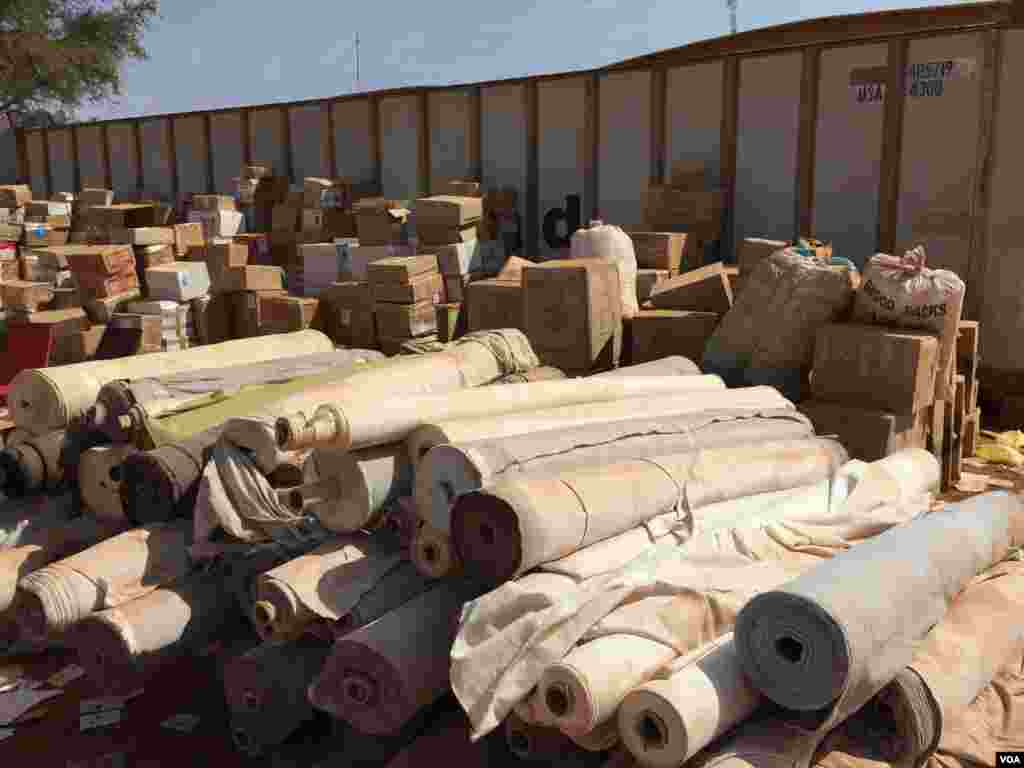 Des rouleaux de tissus vont servir à créer des isoloirs pour le scrutin. Ils sont stockés dans les hangars de l&#39;Office des produits vivriers du Niger dans Niamey, 17 février 2016 (VOA/Nicolas Pinault).